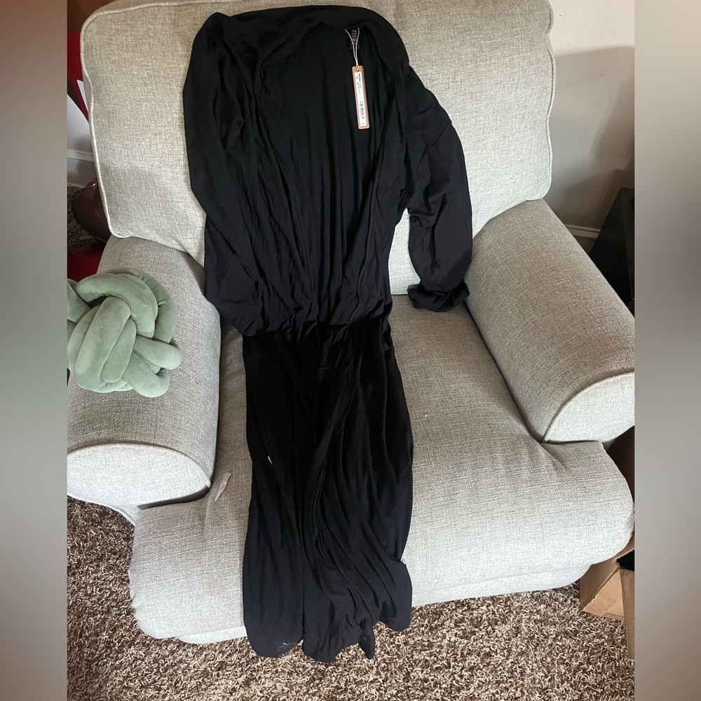 Skims soft long robe onyx